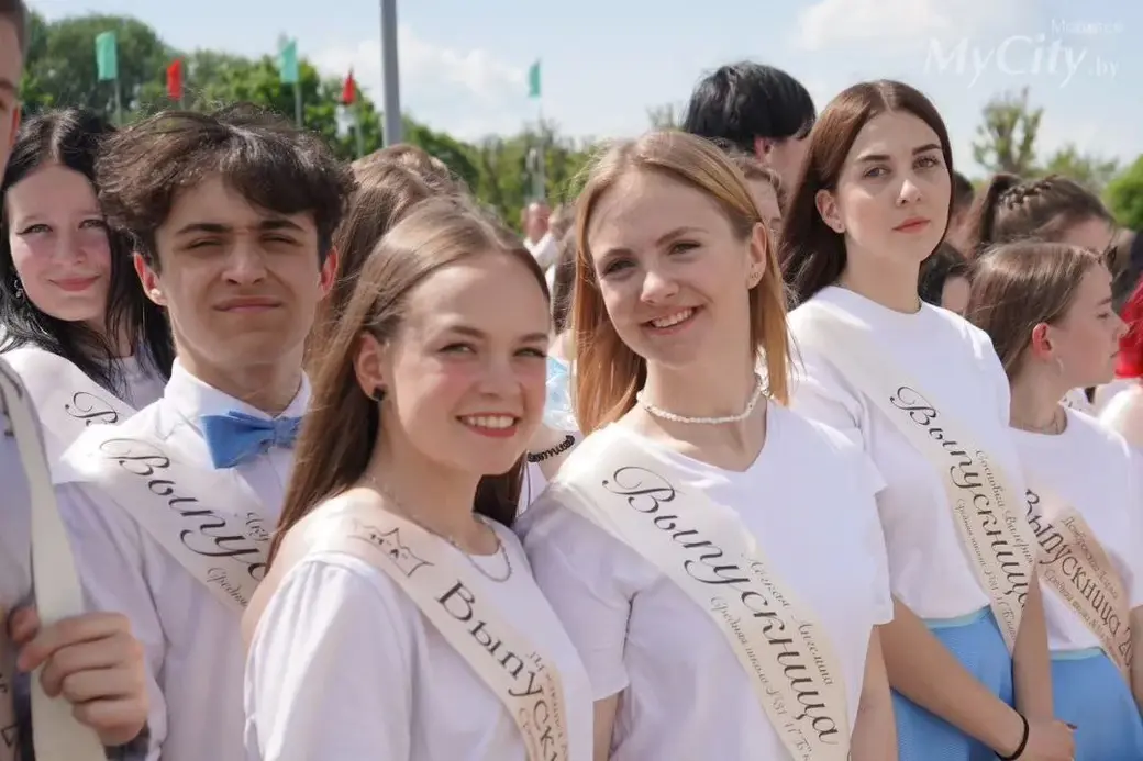 Выпускной вальс исполняют 11-классники могилевских школ. 25 мая 2023 года.