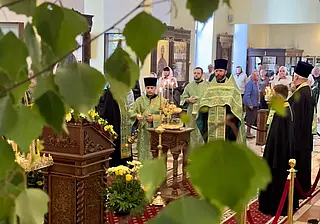 Православные отмечают Пятидесятницу, или праздник Святой Троицы. Фотофакт