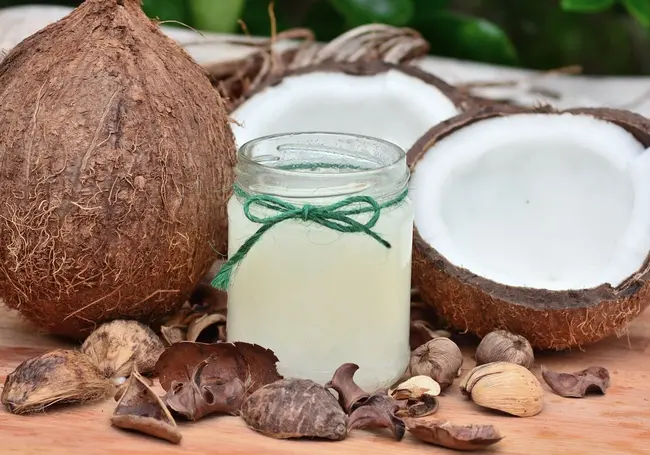 Три бьюти-лайфхака для тех, кто без ума от кокоса: секрет гладкой кожи, блестящих волос и крепких ногтей