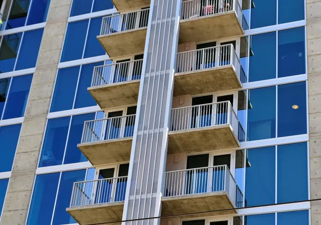 Как оформить балкон в съемной квартире: просить одобрения хозяев не придется
