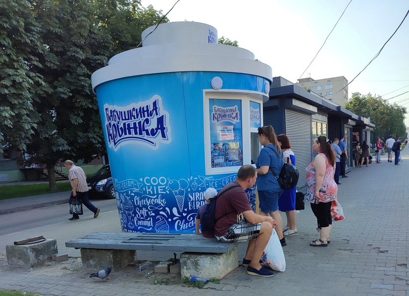 Ларек в виде стаканчика мороженого появился на остановке в Могилеве ...
