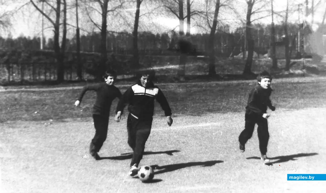 Футбольное поле школьного стадиона в Казимировке. Могилев, 1990-й год.