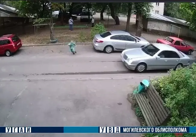 В Бобруйске ребенок попал под колеса автомобиля. Видео