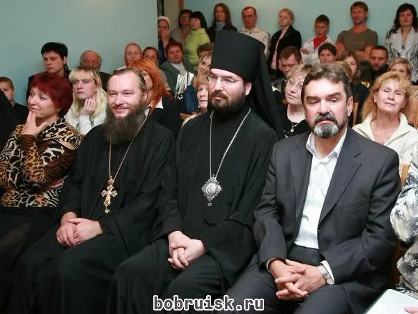 Многим отец Алексей запомнился светлым, улыбчивым человеком. На праздничном утреннике в православной гимназии