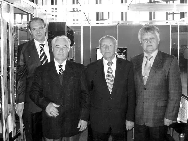 2011 год. Александр Непогодин (справа) на мебельной выставке в Минске со своим заместителем