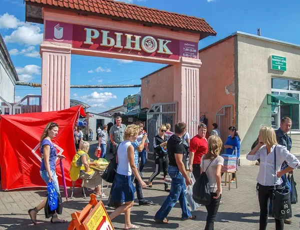 2012 год. Середина рабочего дня. Многолюдно у входа на центральный рынок.
