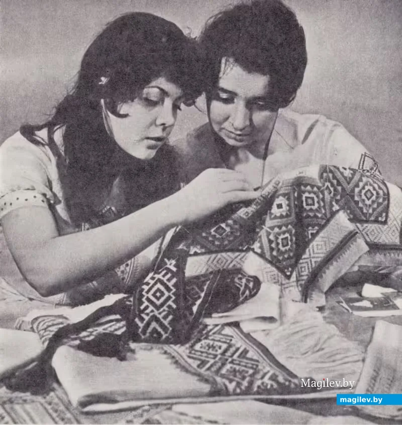 30. Книга «Бобруйск», 1978 год. «На фабрике художественных изделий».