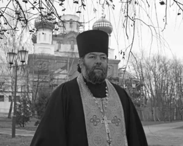 Декабрь 2006 года. Протоиерей Александр Полуянов на фоне восстанавливаемого Свято-Никольского собора в Бобруйске.