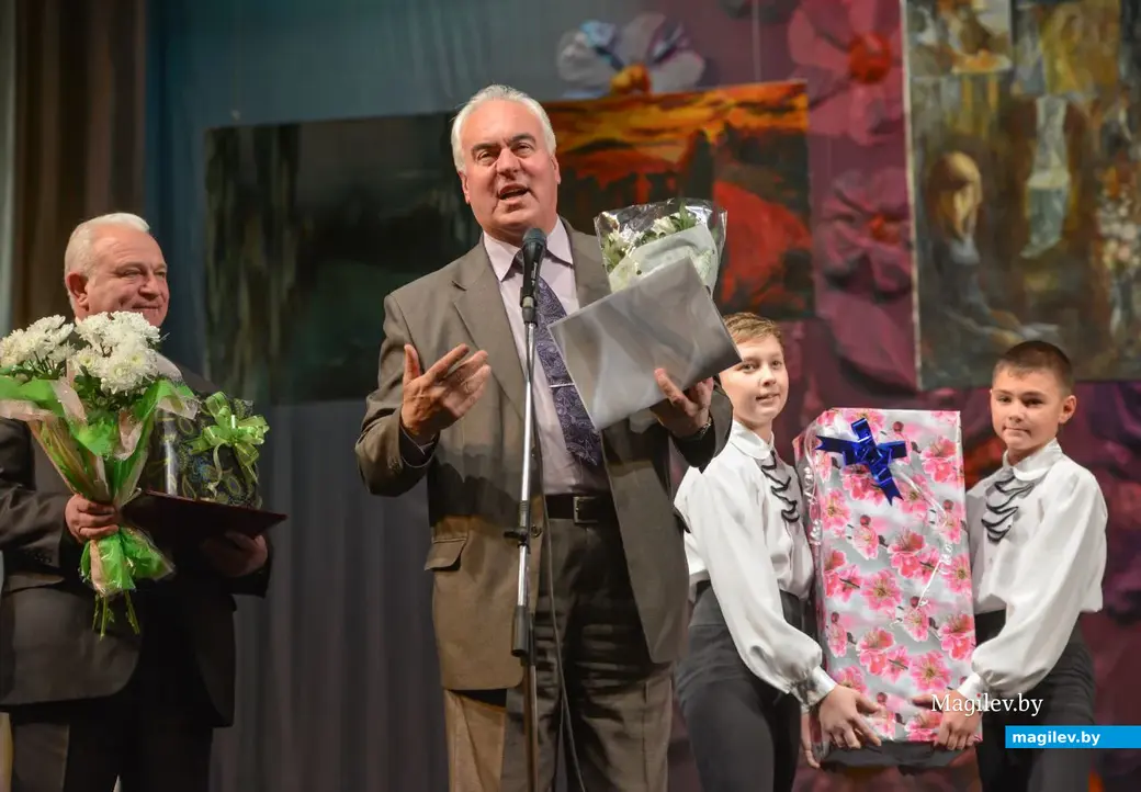 Праздничный вечер, посвященный 35-летию детской школы искусств №4 им.В.А.Домарада. Директор детской школы искусств №1 им. Тикоцкого Николай Шлык и директор парка