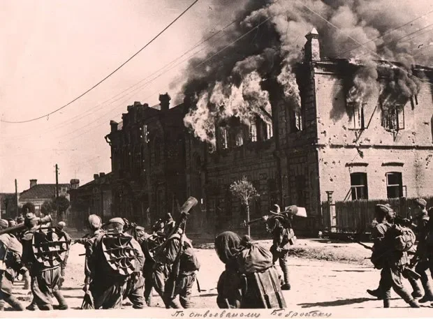 «По отвоеванному Бобруйску» – гласит надпись на этом фото 1944 года.
