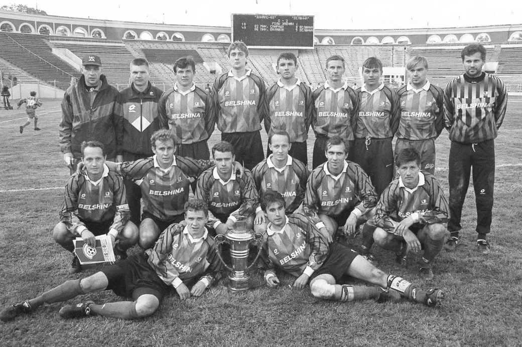25.05.1997.. Бобруйская «Белшина» – обладатель Кубка Беларуси. Андрей Хлебосолов второй слева во втором ряду. Фото Владимира Шарникова.
