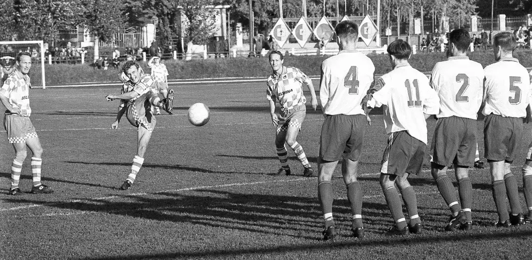 1996, «Белшина» завоёвывает бронзовые медали чемпионата Беларуси. Андрей Хлебосолов забивает огромное количество голов. Фото Владимира Шарникова.