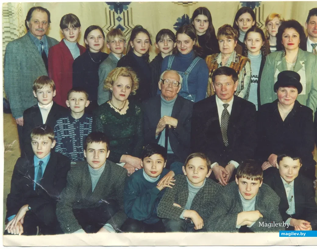 Мікола Аўрамчык падчас сустрэчы з бабруйскімі школьнікамі. Пачатак 2000-х.