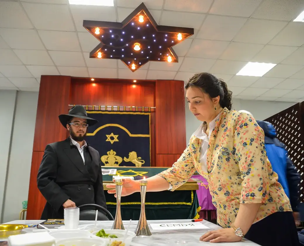 Бобруйская синагога. Седер. Ребецн Минди Хабабо зажигает свечи Песаха. Фото из архива «Вечернего Бобруйска».