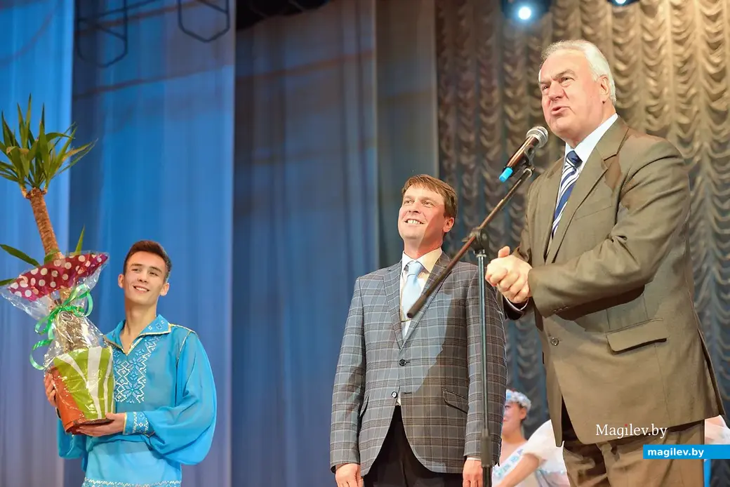 29.01.2016, Бобруйск. Праздничный концерт, посвященный 25-летию Дворца искусств г.Бобруйска. Директор городского парка культуры и отдыха Александр Виноградов (справа)