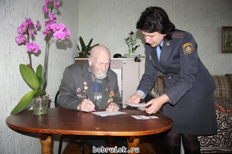 2014 год. Момент вручения 100-летнему Георгию Карабанову нового паспорта заместителем начальника отдела по гражданству и миграции Валентиной