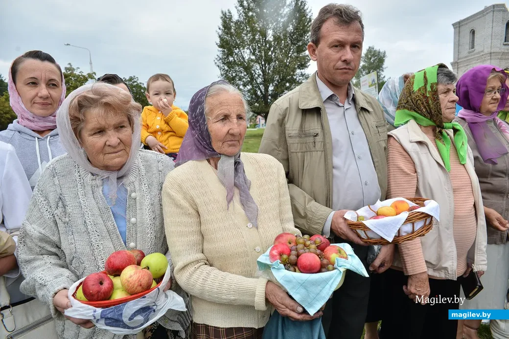 19 августа 2016 года. Софья Ивановна Красавина (вторая слева) во время Крестного хода на Яблочный