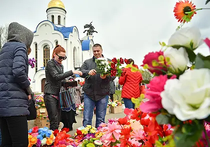 «Кладбище – это не столовая». О традициях Радоницы рассказал священник из Бобруйска