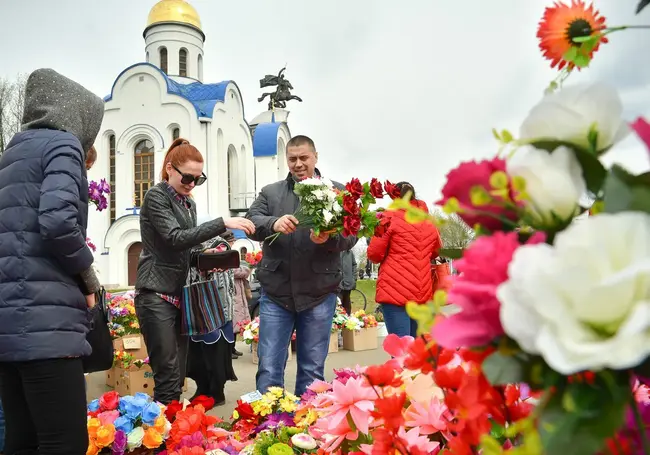 «Кладбище – это не столовая». О традициях Радоницы рассказал священник из Бобруйска