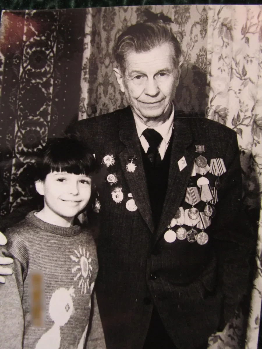 Василий Афанасьевич Лавринович с внучкой.