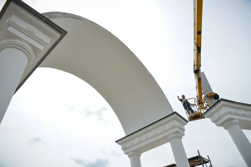 Работы бывают разные, в том числе опасные... Фото из архива «ВБ».