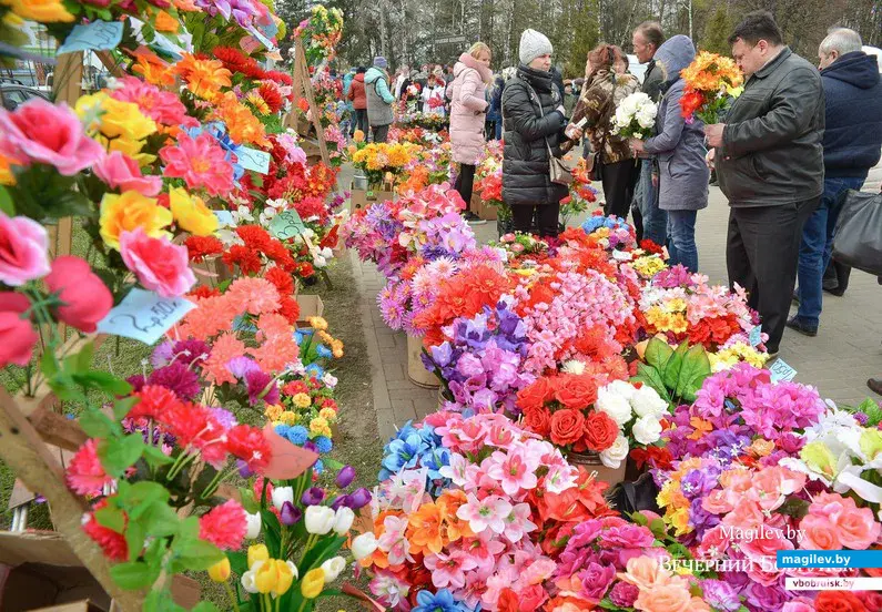 Продажа пластиковых цветов на центральном рынке перед Радуницей. Фото из архива ВБ.