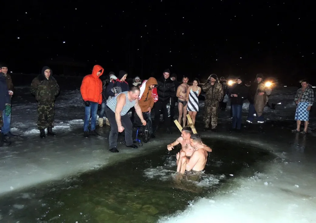 Константин Должецкий окунается в прорубь.