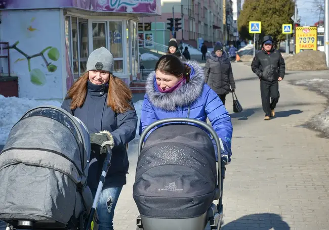 Уехавших за рубеж многодетных матерей в Беларуси признают тунеядцами