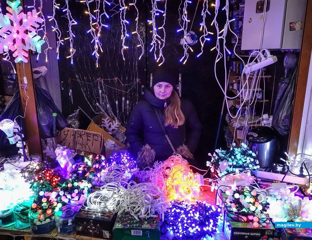 30.12.2018. Предновогодний ажиотаж на центральном рынке. Елочные гирлянды и украшения
