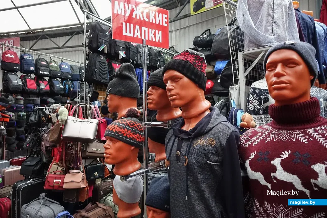 30.12.2018. Предновогодний ажиотаж на центральном рынке. Елочные гирлянды и украшения
