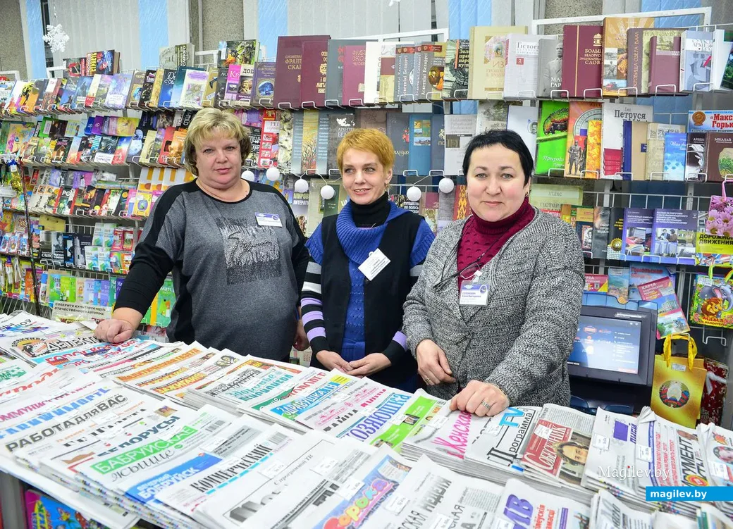 20.12.2018. Улица Минская. Коллектив магазина "Кругозор". Справа - Елена Солонович.