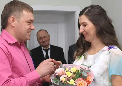 Молодожены недели: «Мы всегда вместе: и в машине покопаться можем вдвоем, и в доме прибрать»