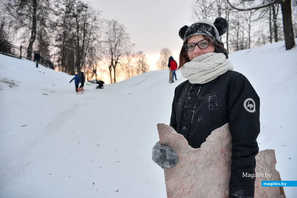 09.01.2019. Снежная горка у санатория имени В.И.Ленина. 14-летняя Лиза пришла кататься одна.