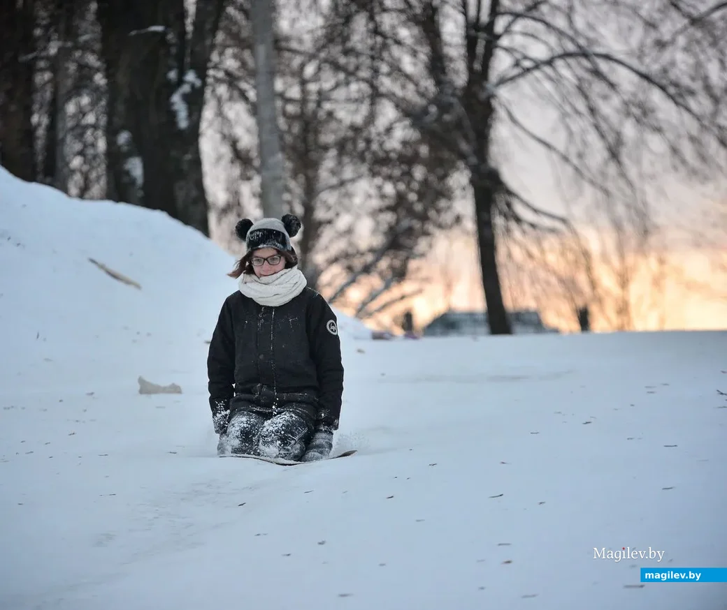 09.01.2019. Снежная горка у санатория имени В.И.Ленина. 14-летняя Лиза пришла кататься одна.