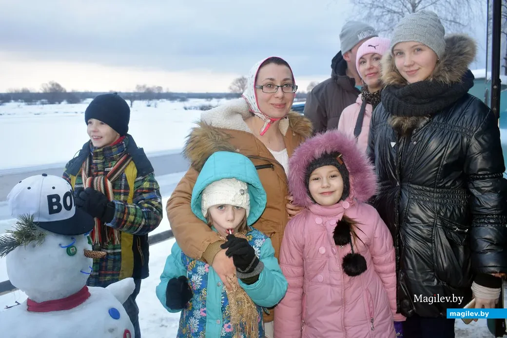 После дочки и мама не устояла. Елена Агафонова с Камиллой и уже побывавшей в проруби Мелиссой.
