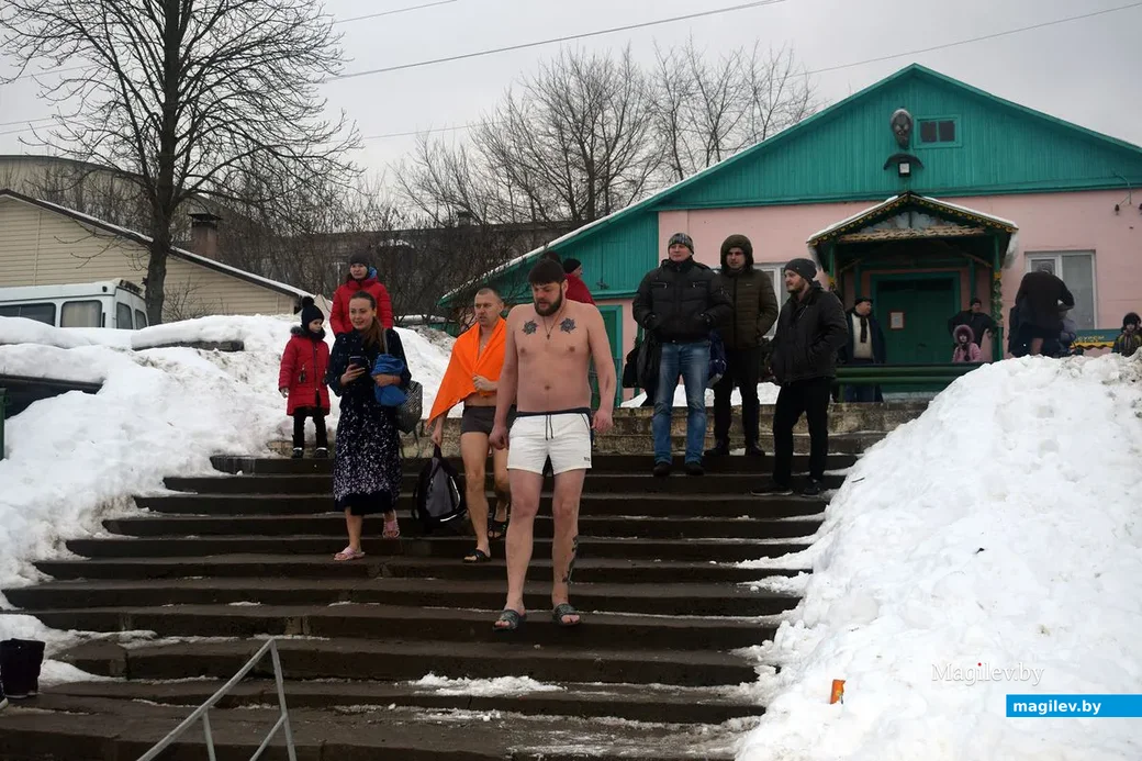 На гребной базе людно.