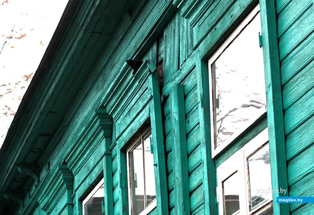 Пока что серьезных проблем на фасаде, который и нужно сохранить, нет. Но в некоторых местах