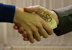 В Могилеве задержаны должностные лица крупного предприятия. Они попались на взятке