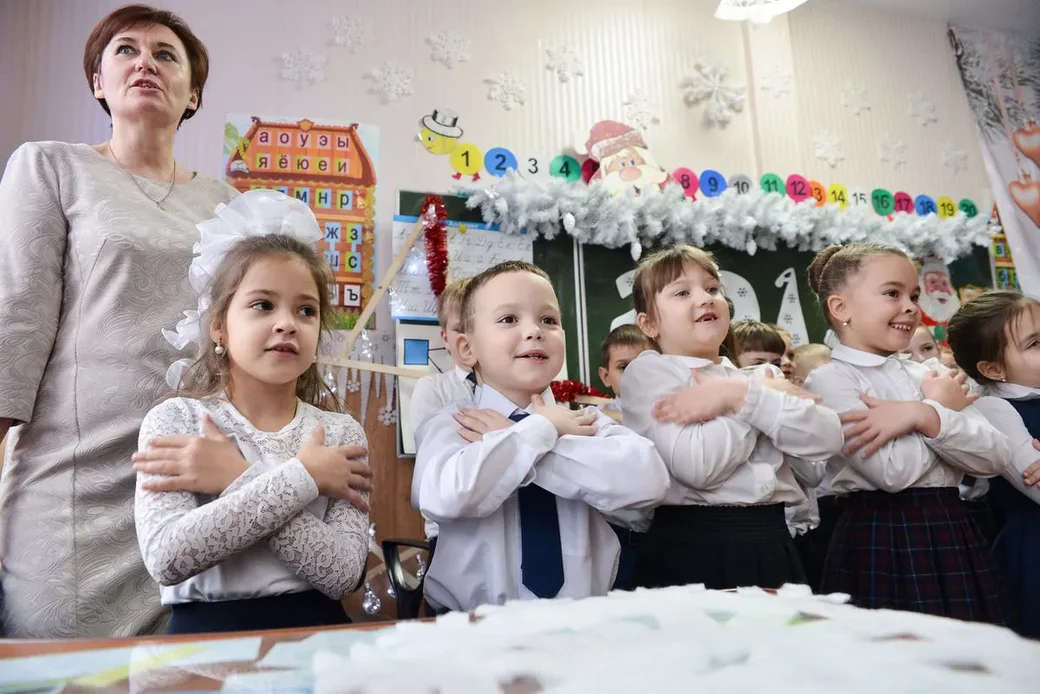 18.12.2018. В гимназии №2 прошел конкурс на лучшее новогоднее оформление кабинета, организованный
