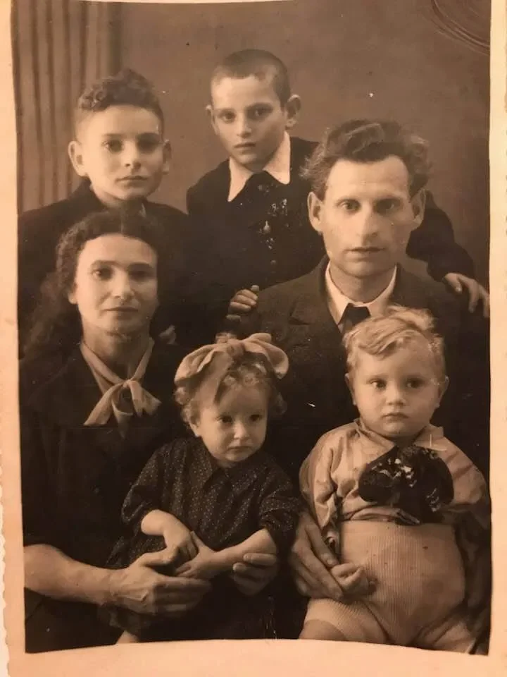 Фото семьи Бацевицких 1947 года. Вверху слева Абраша, справа – Вова, у Гели