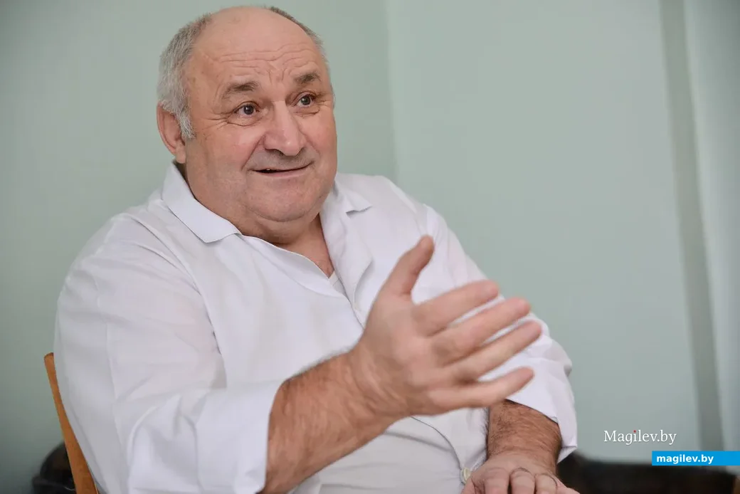 Хирург из Глуска Владимир Александрович Тисиневич.
