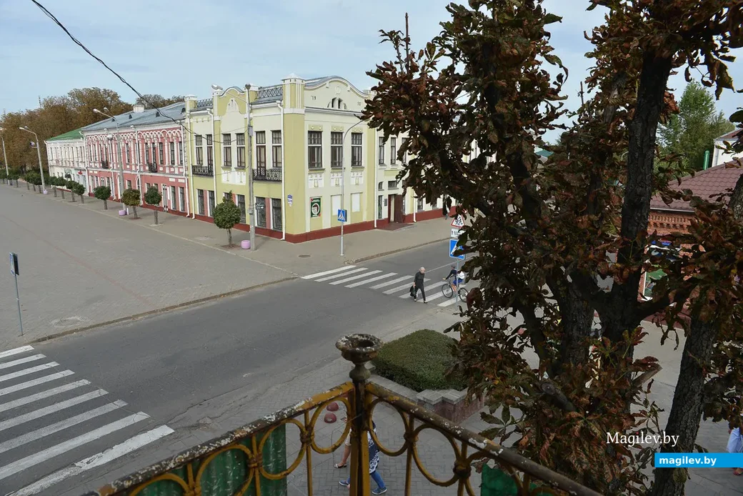 Бобруйск, пересечение улиц Социалистической и Комсомольской. Угловое здание – Бобруйский