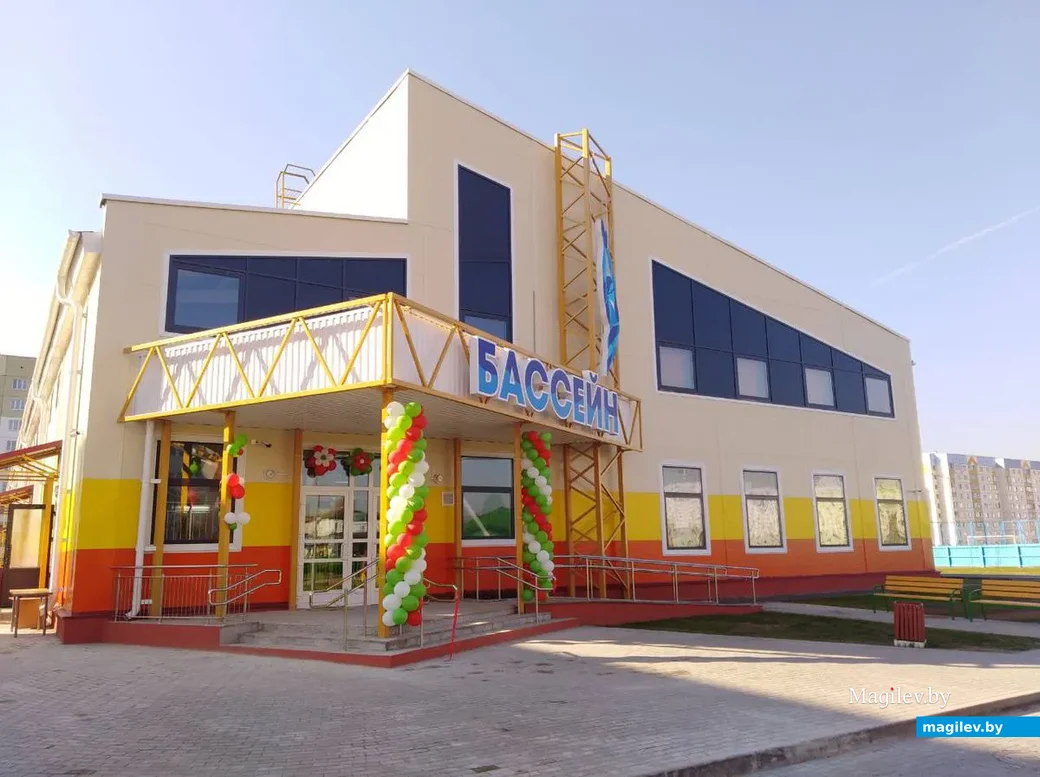 Вход в спорткомплекс с бассейном.