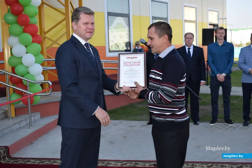 Председатель Бобруйского горисполкома Александр Студнев награждает монтажника Сергей