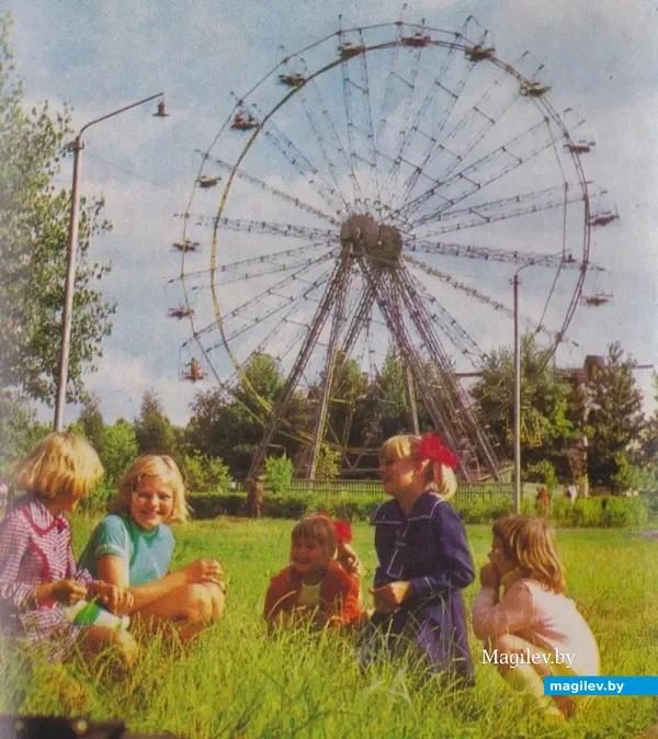 36. Книга «Бобруйск», 1978 год. В городском парке. 