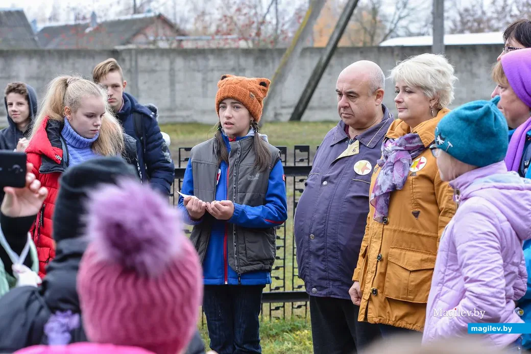 03.11.2018. Дети прочитали у мемориала стихотворение Леонида Рубинштейна "Каменка"