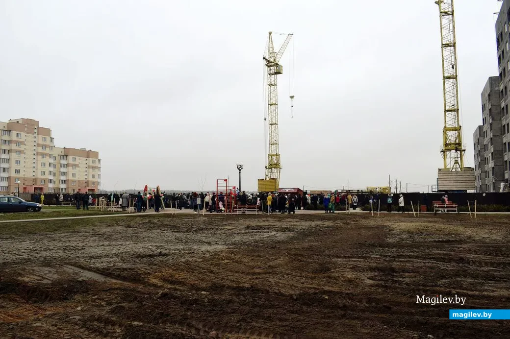 Аллею окружают новостройки