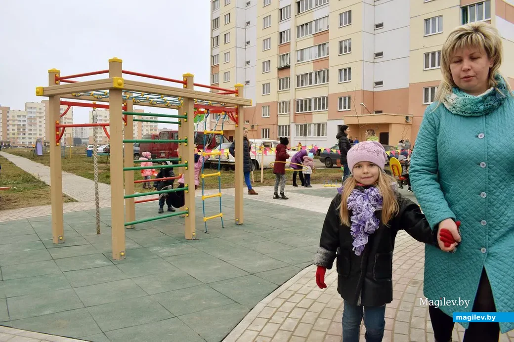 На новой аллее установлены отличные детские площадки.