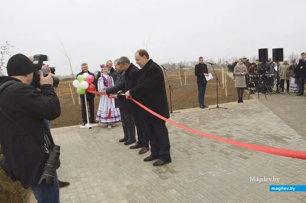 Ленту перерезает председатель городского совета депутатов Михаил Желудов