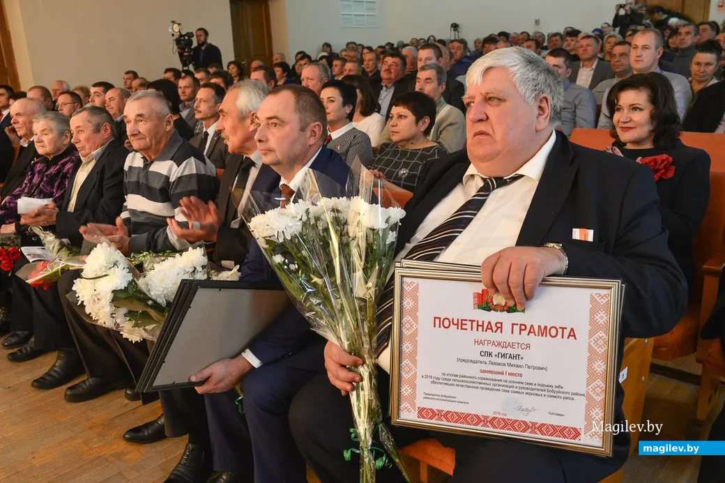 10.11.2018. Председатель СПК "Гигант" Михаил Леваков (справа). на торжественном мероприятии,